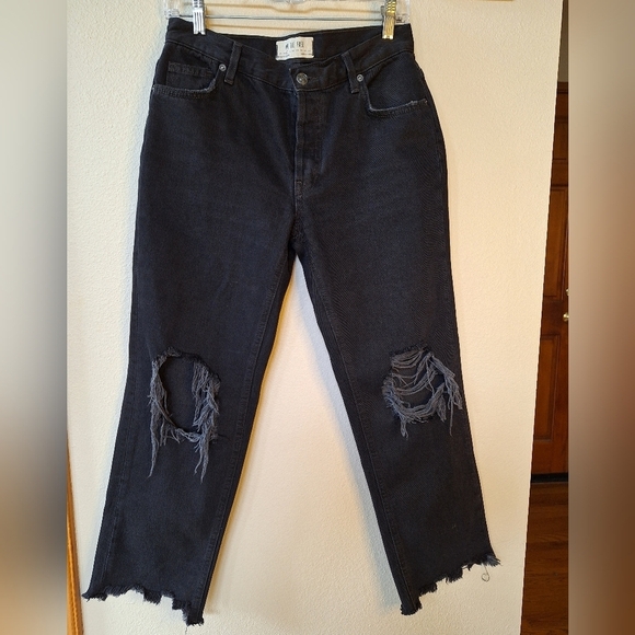 We The Free Denim - NWOT We The Free Maggie Cropped Jeans. Button fly. Distressed.  Womens size 26
